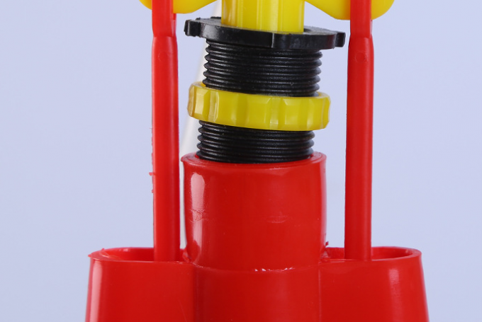 Zastosowanie w kurniku Plastikowy automatyczny podajnik wody dla ptaków Poidło Automatyczne poidło Bell 6